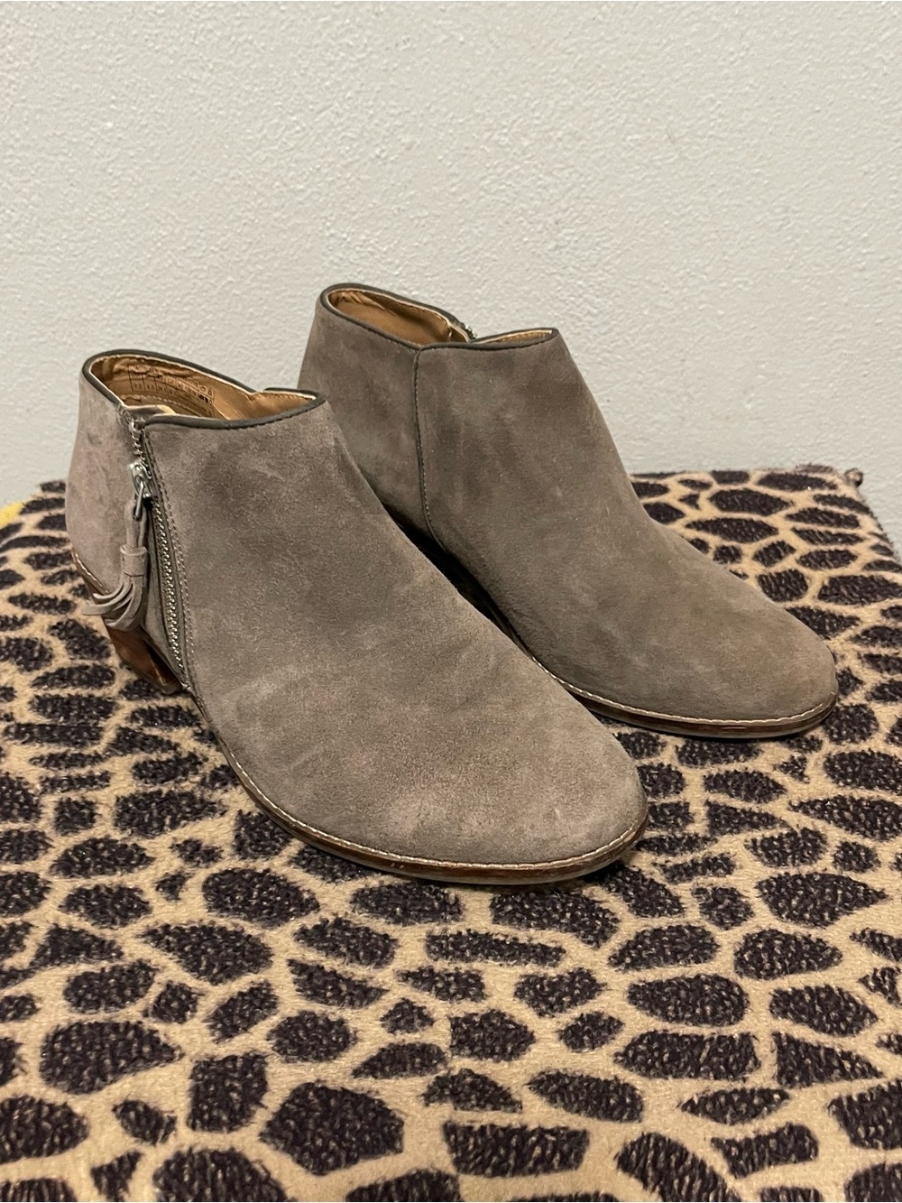 Vionic Serena Low Heel Tassel Ankle Bootie Taupe Suede Comfort Womens 7.5